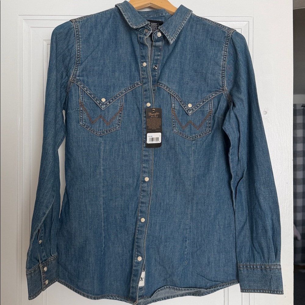 Wrangler Women's  Blue Denim Shirt size medium - Picture 6 of 9